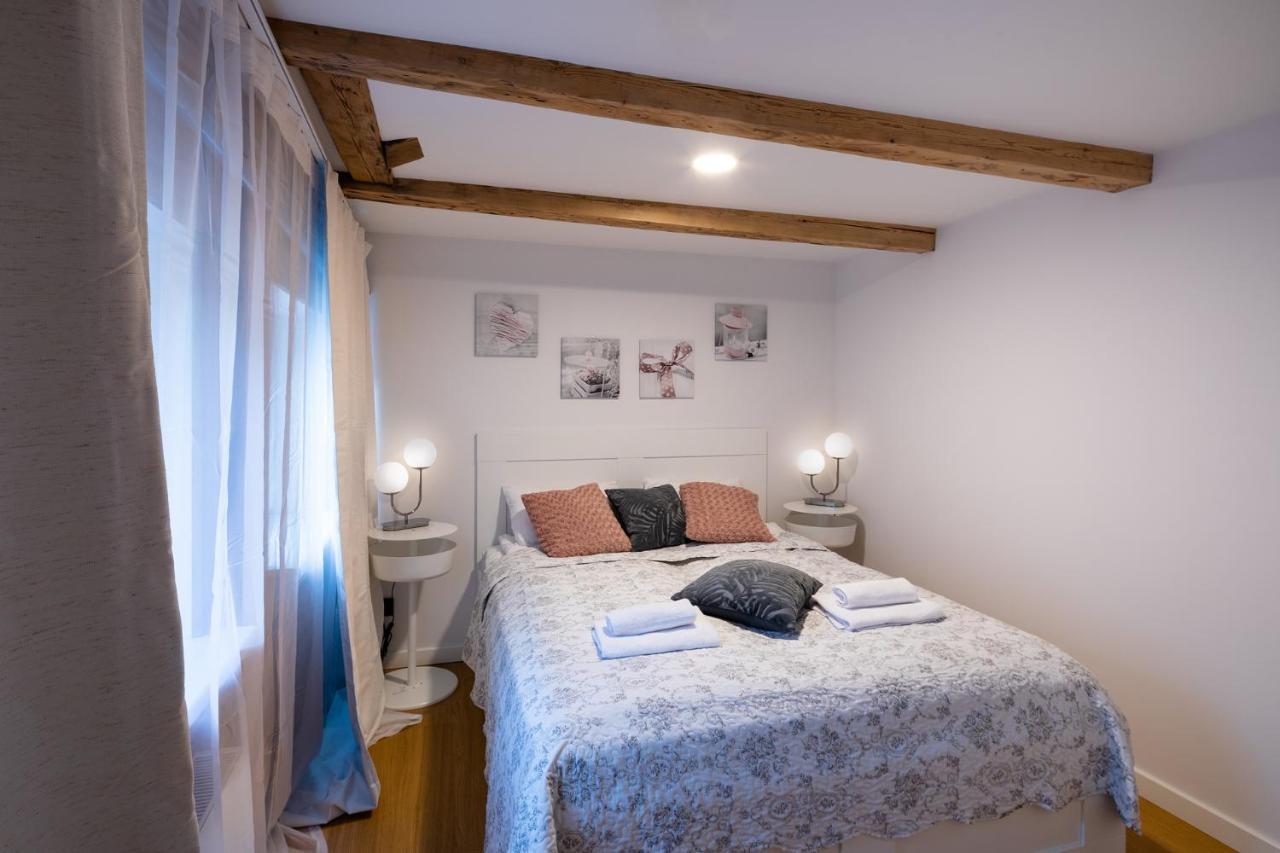 Merkela Loft Apartment Beside Vermanes Park Riga Bagian luar foto