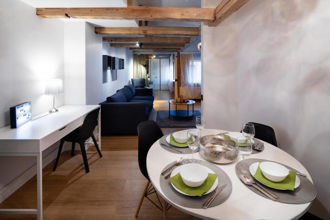 Merkela Loft Apartment Beside Vermanes Park Riga Bagian luar foto