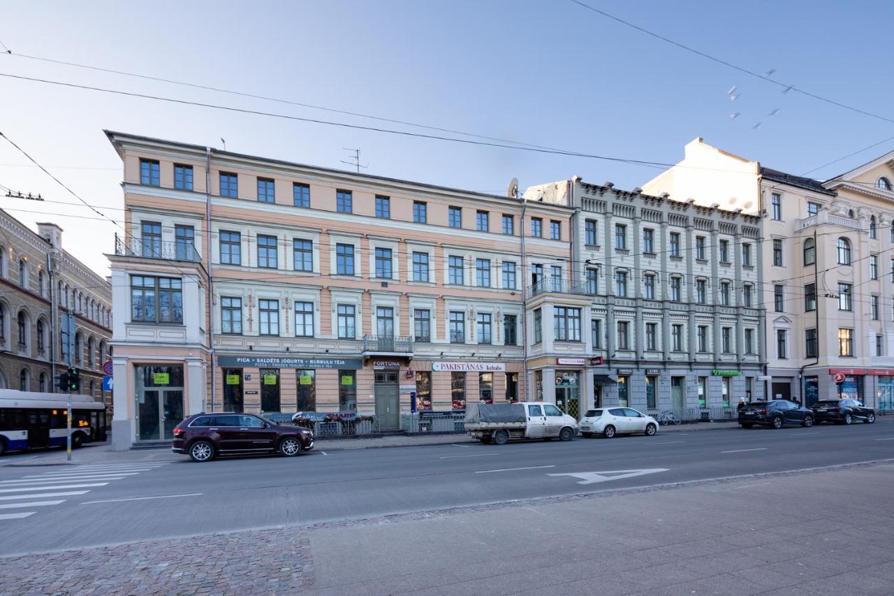 Merkela Loft Apartment Beside Vermanes Park Riga Bagian luar foto
