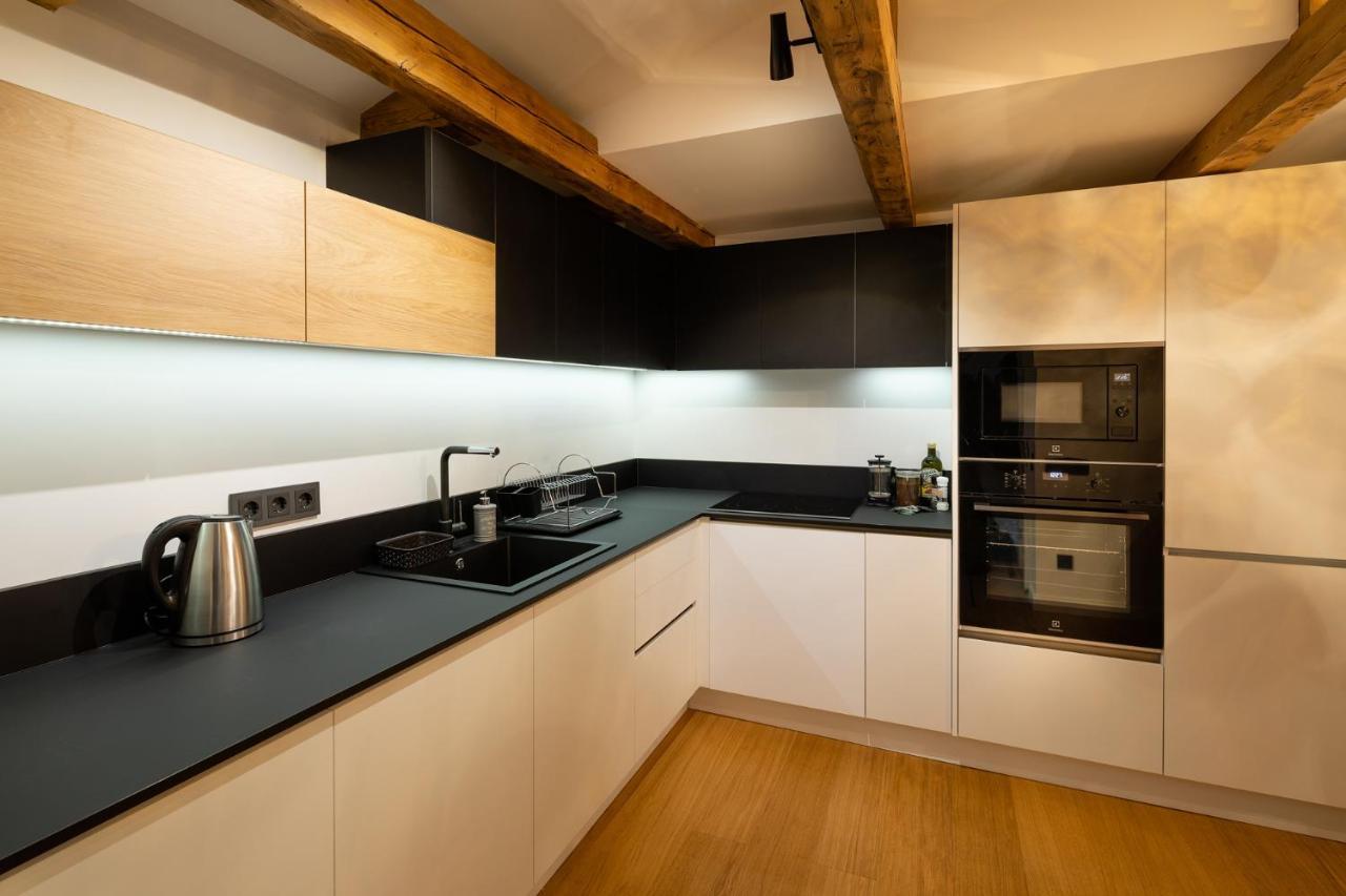 Merkela Loft Apartment Beside Vermanes Park Riga Bagian luar foto